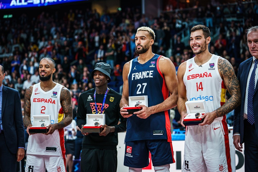 关于深圳男篮迎欧篮联关键赛，赛后复出首秀，媒体盛赞，更衣室氛围转暖的信息