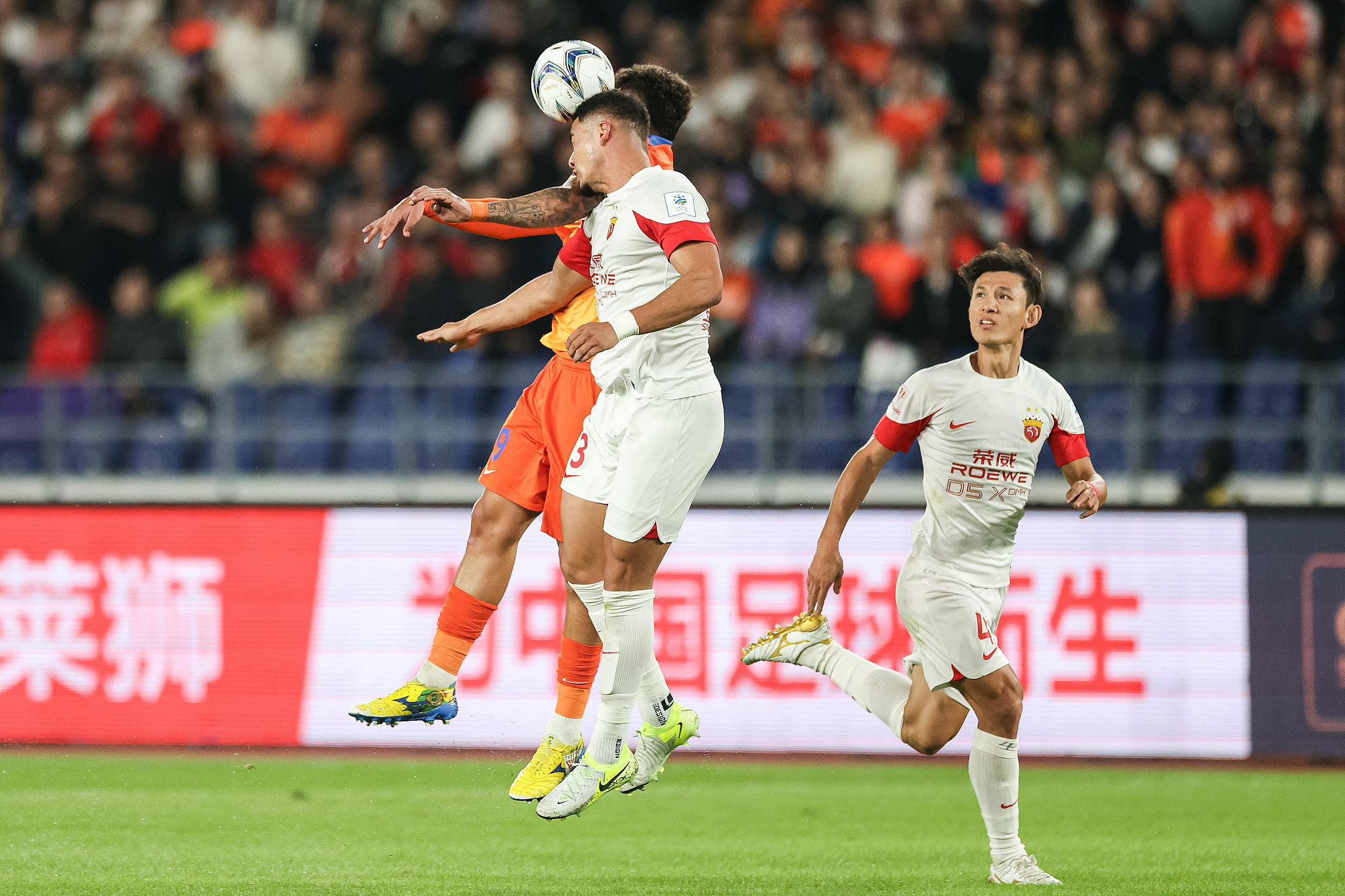 关于足总杯赛程吃紧；山东泰山清晨战术微调；质疑声仍在；纪律约束更严格的信息