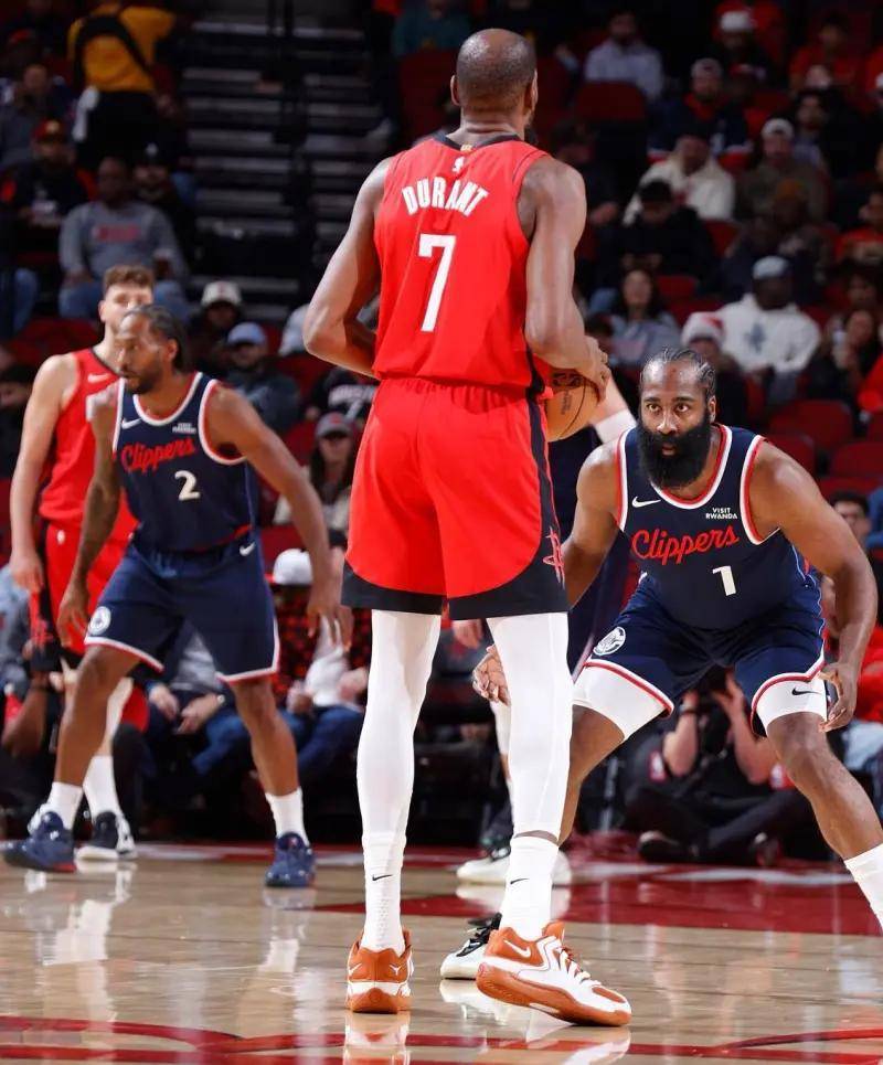 包含孟菲斯灰熊围绕CBA常规赛队长鼓劲转折点上海海港篮板制胜，网友：Doinb在快船比赛中出色防守的词条